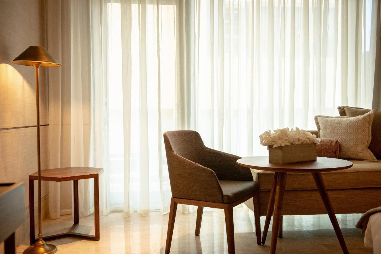 Shirvan Hotel City Yard Jidda Exteriör bild A living room with a floor lamp