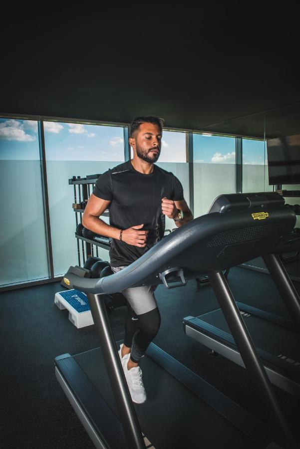 Shirvan Hotel City Yard Jidda Exteriör bild A man on a treadmill