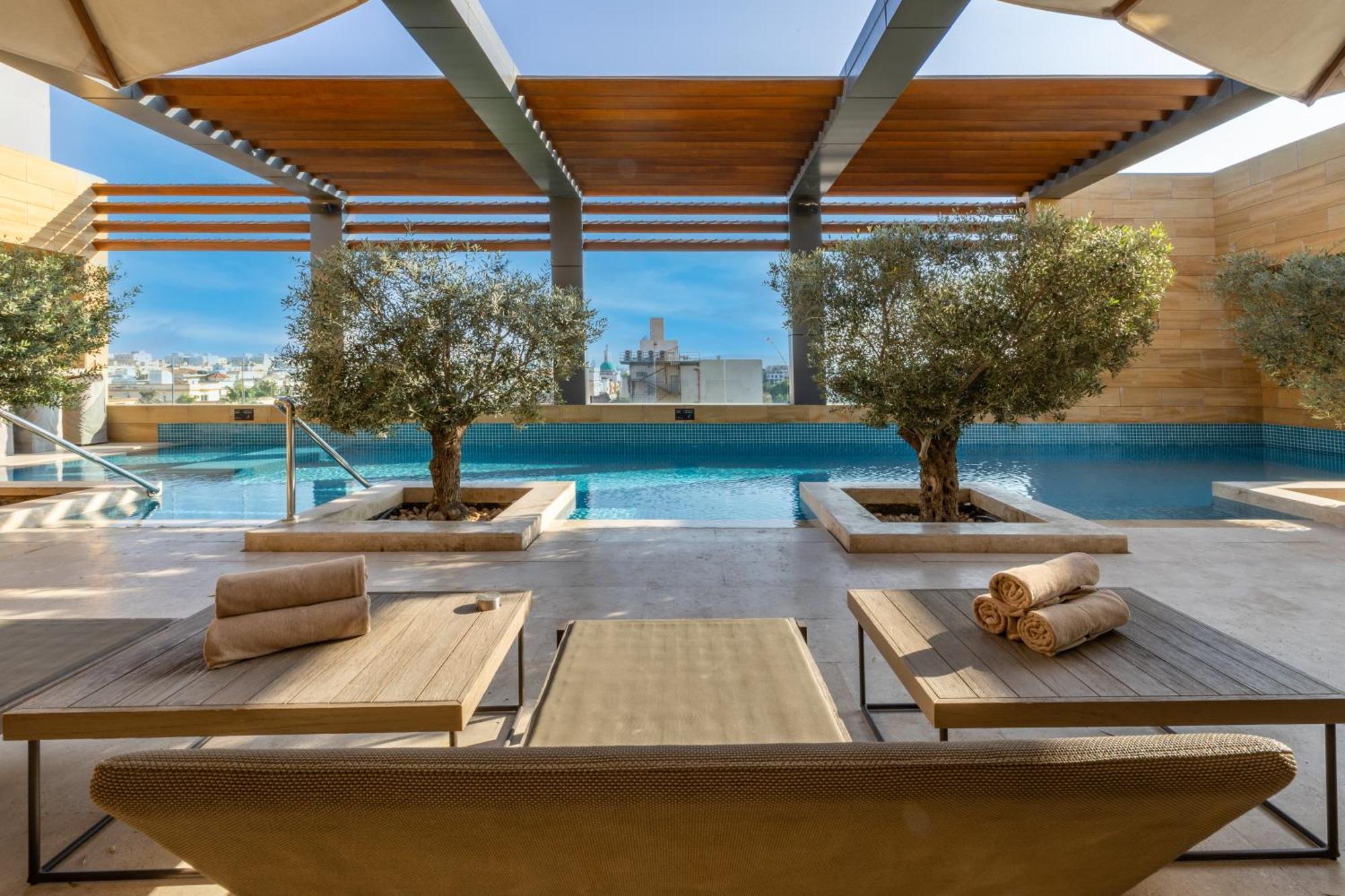Shirvan Hotel City Yard Jidda Exteriör bild The pool at the hotel