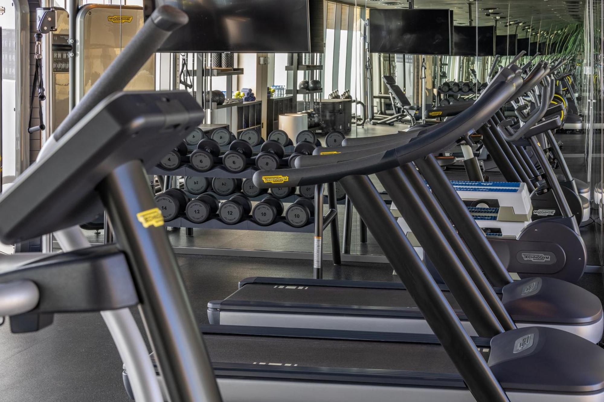Shirvan Hotel City Yard Jidda Exteriör bild A row of treadmills