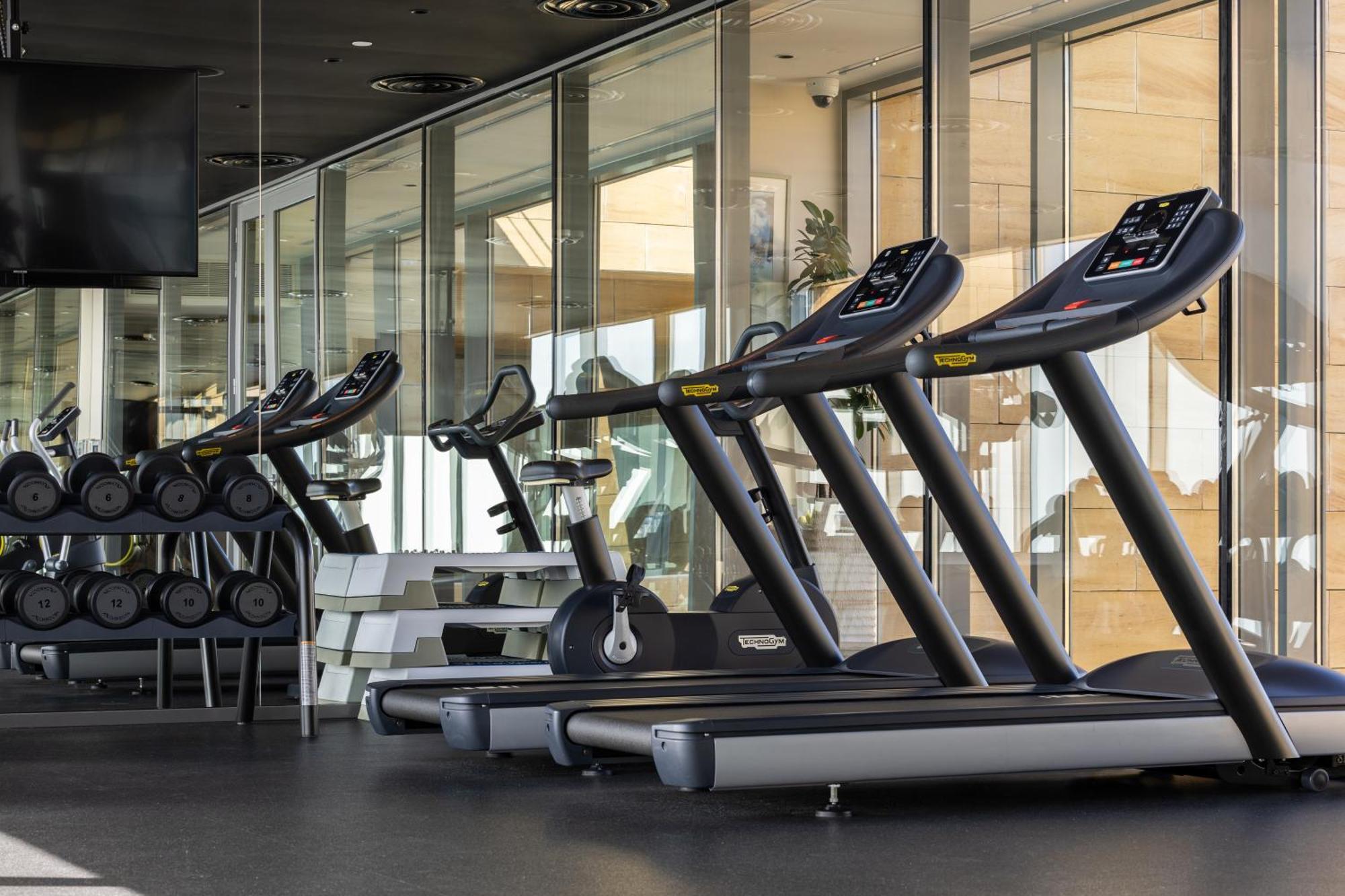 Shirvan Hotel City Yard Jidda Exteriör bild Treadmills in a gym