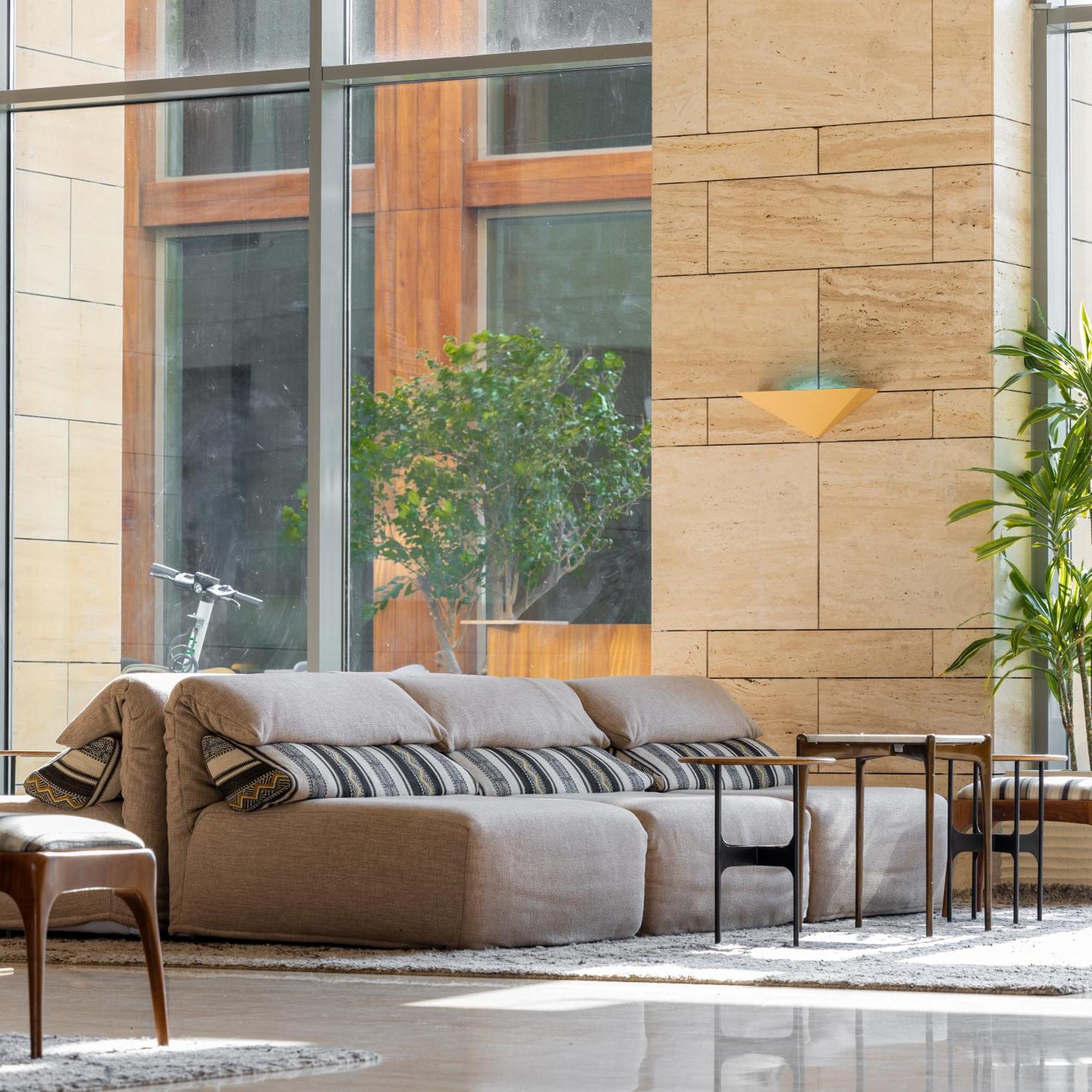 Shirvan Hotel City Yard Jidda Exteriör bild A modern sofa