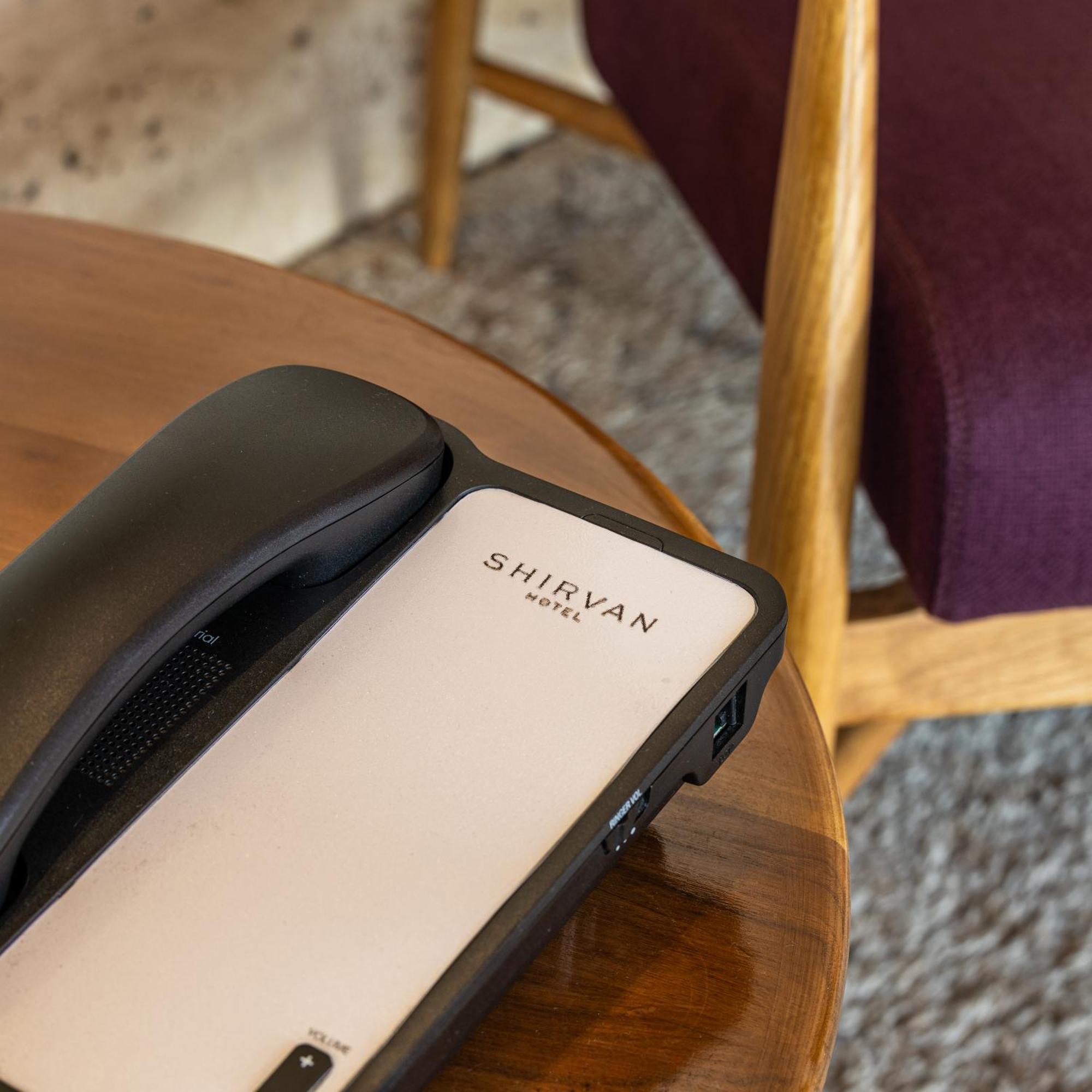 Shirvan Hotel City Yard Jidda Exteriör bild A telephone in a hotel room